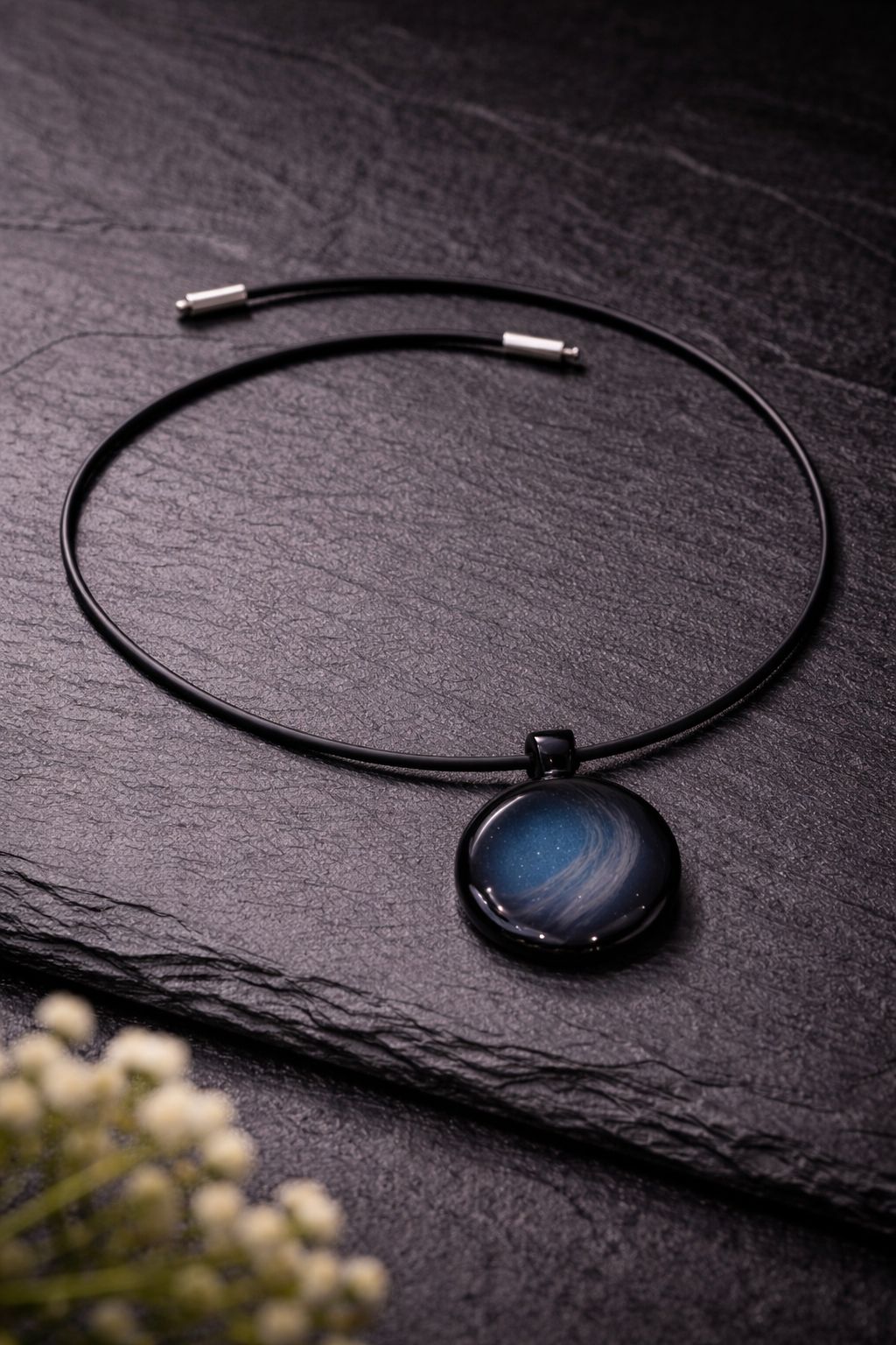 Kette mit Anhänger aus Fell oder Asche deines Tieres in Epoxidharz — Fellfeeling